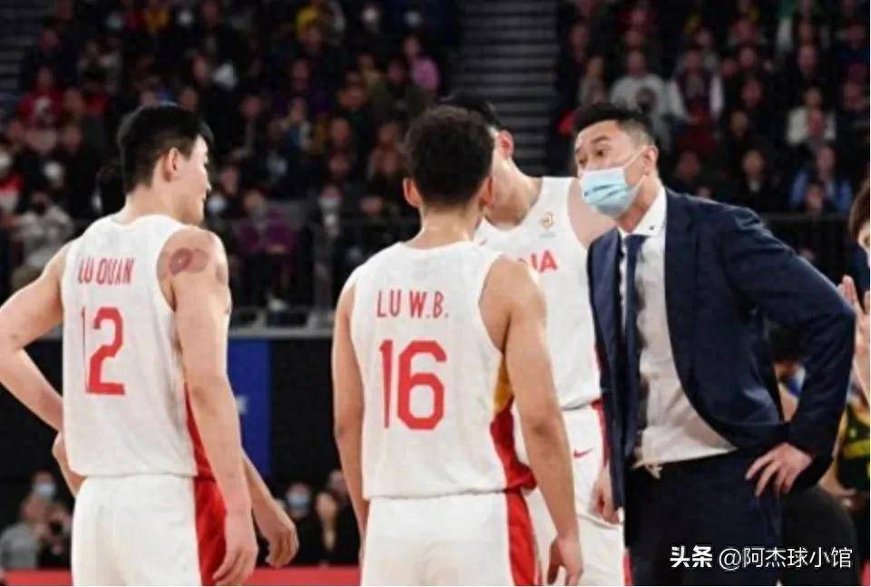 男子篮球比赛中,澳大利亚与法国展开激烈对决 男子篮球比赛中,澳大利亚与法国展开激烈对决