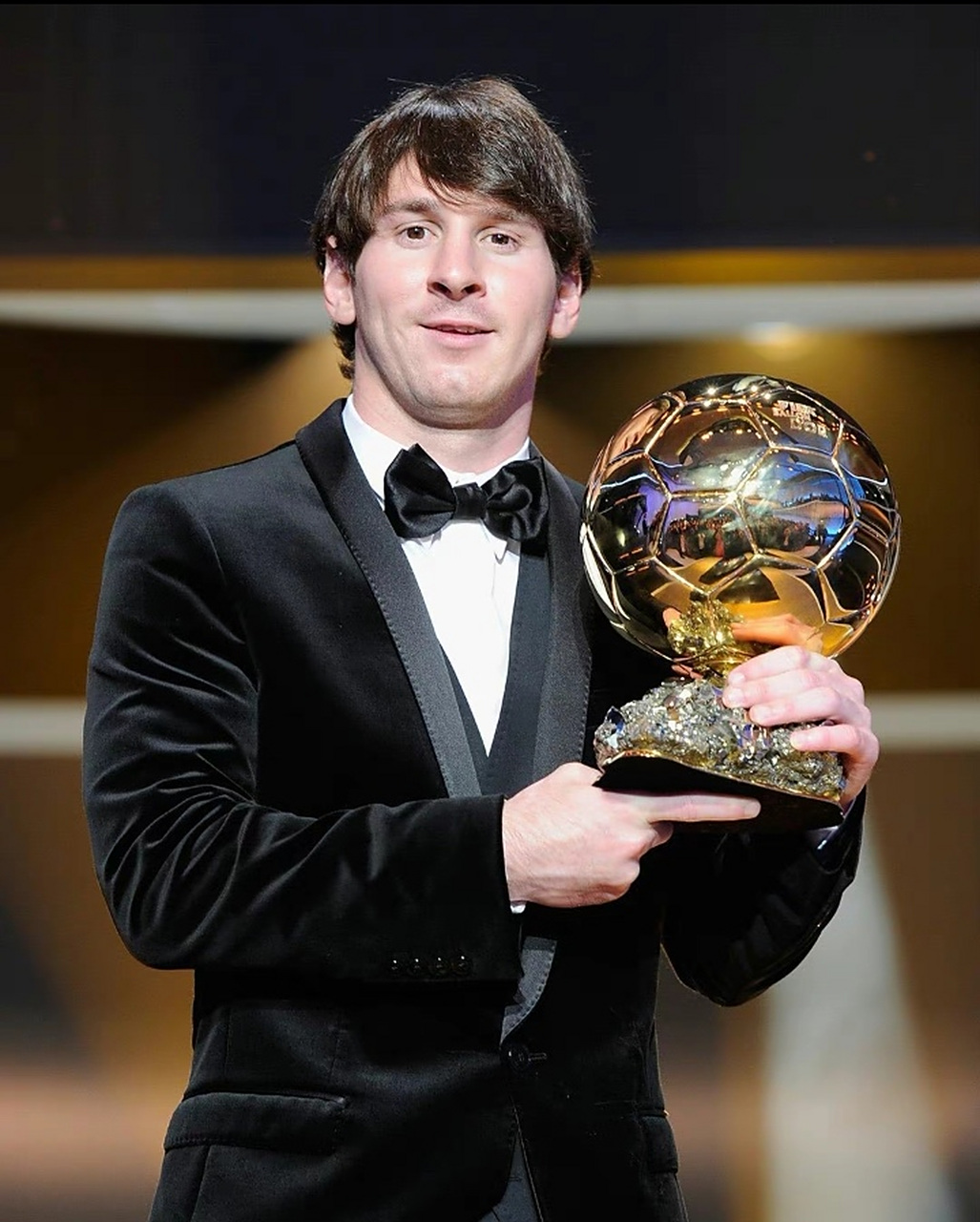梅西荣获世界金球奖，球坛尊贵之星！