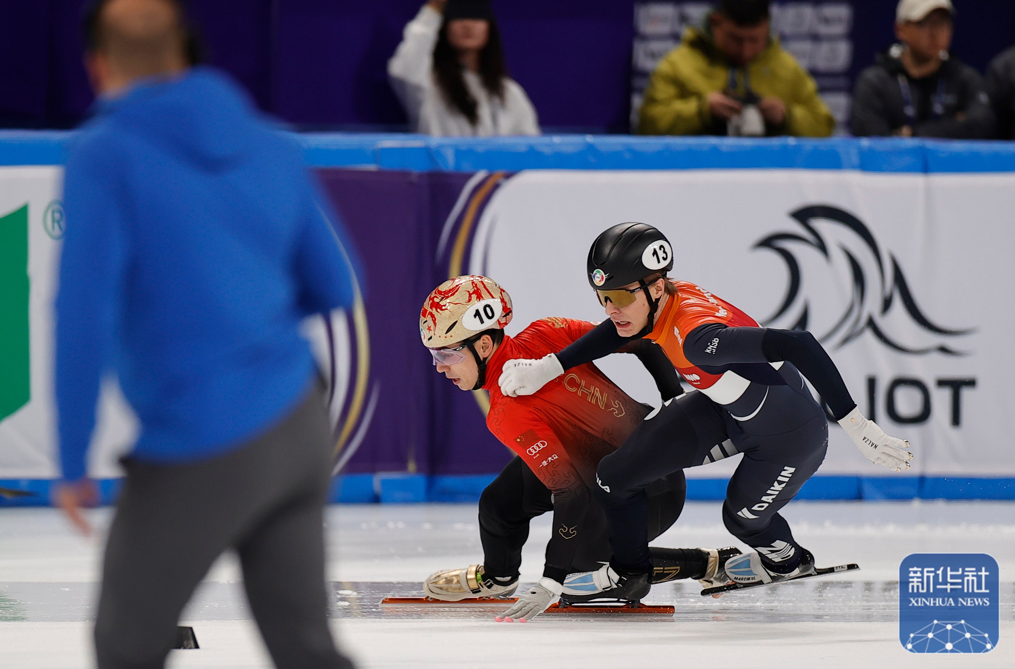 短道速滑比赛中双方实力悬殊，有一方轻松夺冠