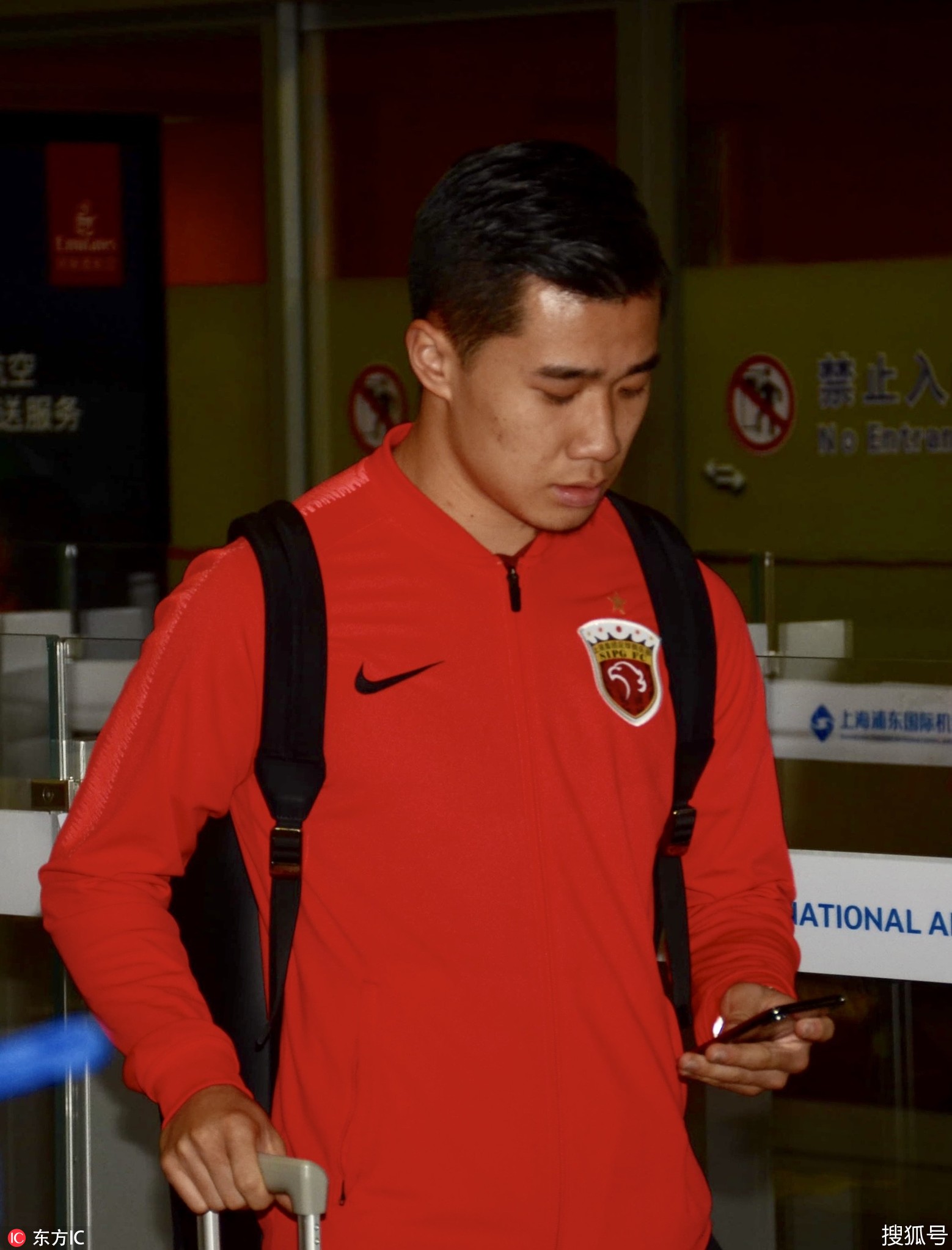 雷火电竞主播-上港球员赛后合影留念，筑牢团队合作基础的简单介绍