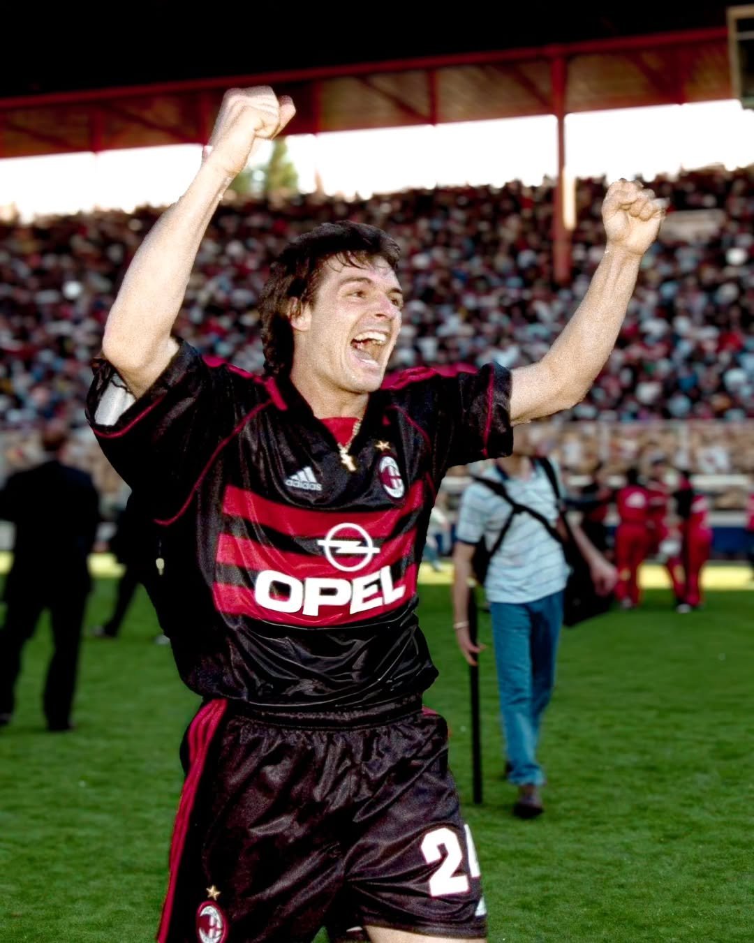 罗马客场击败AC米兰，取得关键胜利