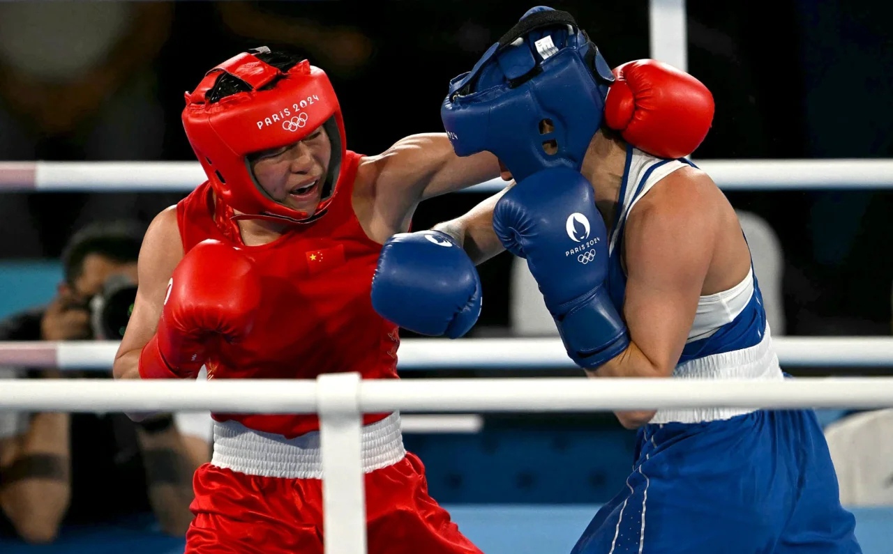 世界拳击赛精彩继续，选手们为荣誉拼搏